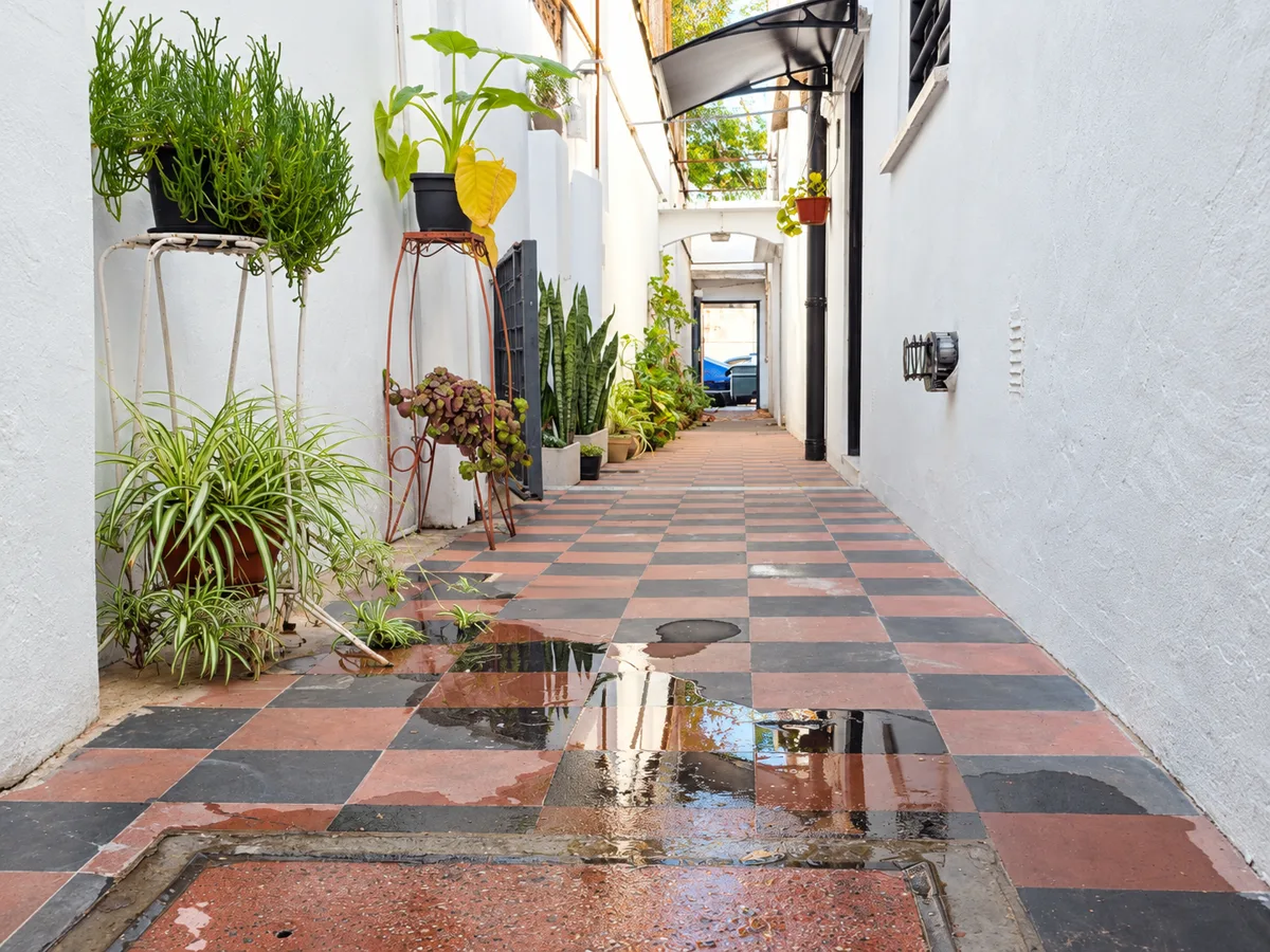 Acceso residencial con cañerías de desagüe.